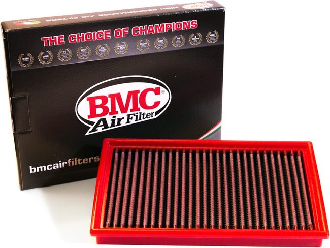 Filtre à air sport BMC devant sa boîte The Choice of Champions ornée des palmarès DTM, WRC, F1, Le Mans et MotoGP