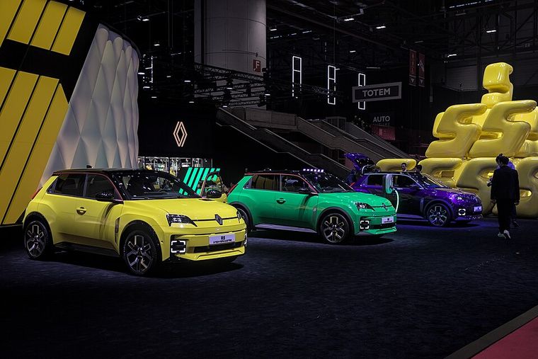 Renault 5 E-Tech jaune, verte et violette exposées au salon de Genève 2024
