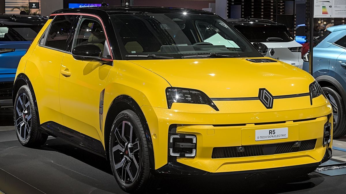 Renault 5 E-Tech électrique jaune, vue de trois quarts avant