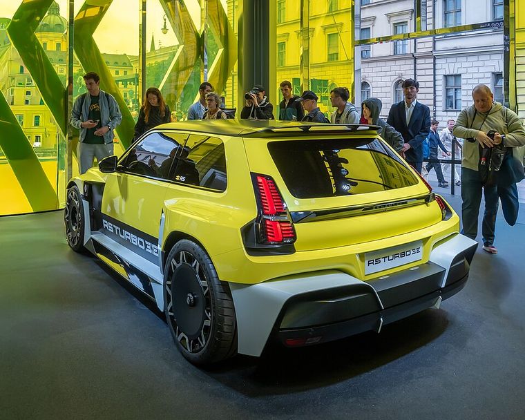 Renault 5 Turbo 3E jaune aux ailes élargies, vue arrière, salon de Munich 2025
