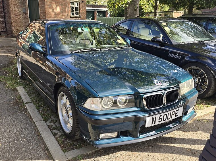 BMW 328i coupé E36 vert, la version six cylindres accessible