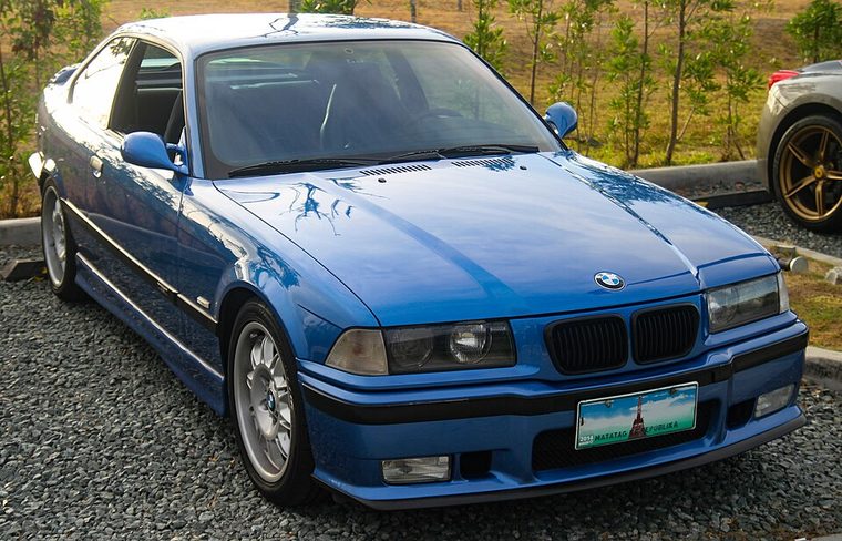 BMW M3 E36 coupé bleu Estoril, sportive youngtimer des années 1990
