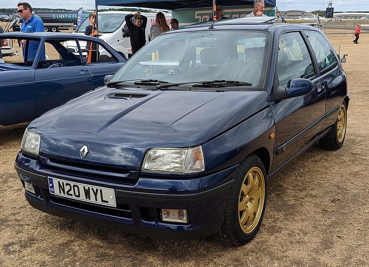 Renault Clio Williams bleue à jantes dorées, série spéciale sportive