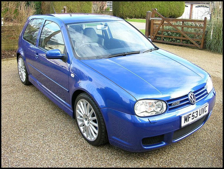 Volkswagen Golf IV R32 bleue, compacte sportive à transmission intégrale