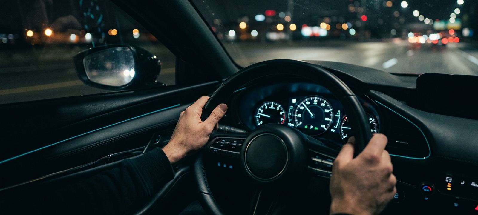 Conducteur au volant de nuit, tableau de bord et compteurs éclairés